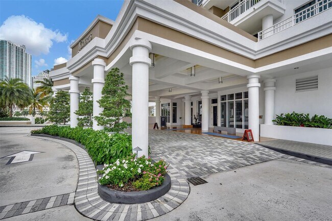 Building Photo - 801 Brickell Key Blvd