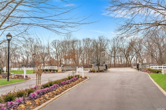 Building Photo - 141 Lakebridge Dr N