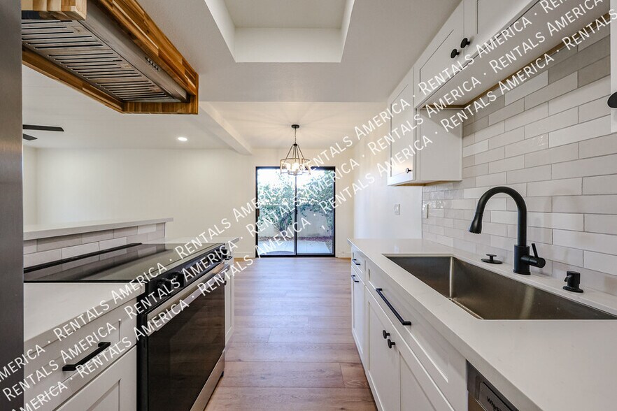 Building Photo - 8821 S 48th St