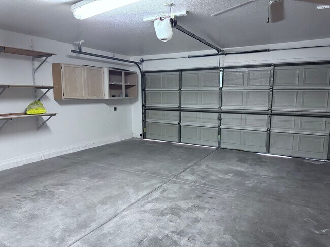 Building Photo - Adorable single floor 4 bedrooms,2 bathroo...