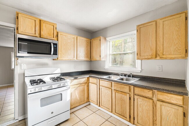 Building Photo - 1850 Hillsdale Dr