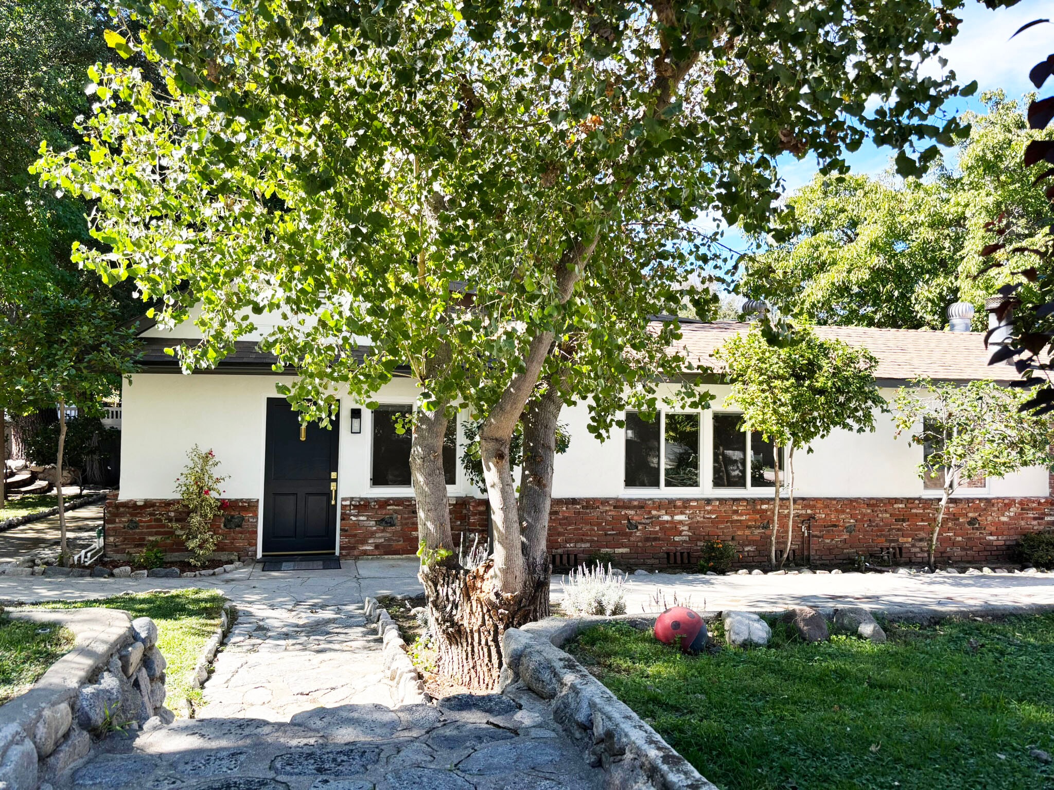 Building Photo - 9739 Pinewood Ave