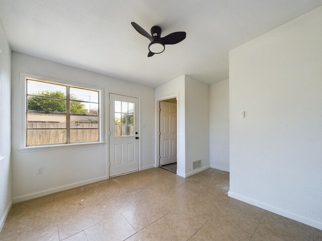 Building Photo - Spacious and Modern 3 bedroom Home with a ...