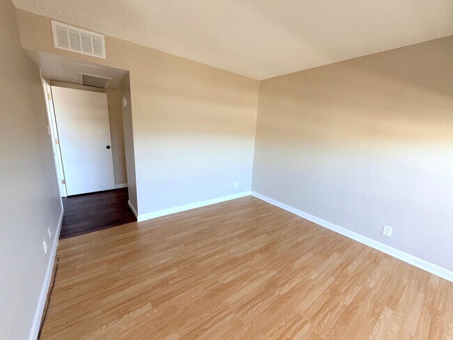 Building Photo - Reno Highrise Condo - Mountain & City Views