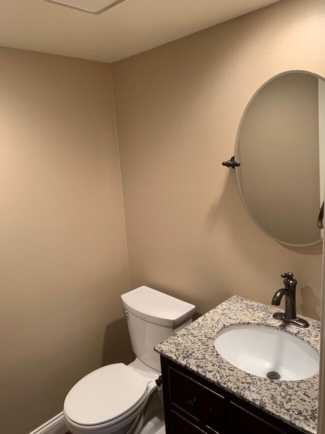 Building Photo - $1,000 Off First month's Rent - Lovely hom...