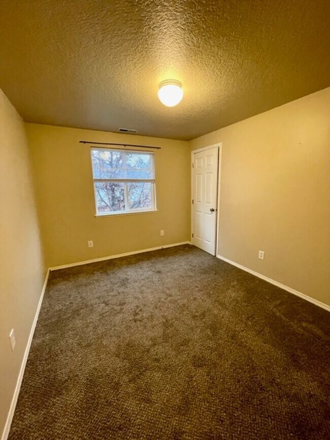 Building Photo - Single level home in Foxborough! Fenced yard!  A/C and a gas fireplace!