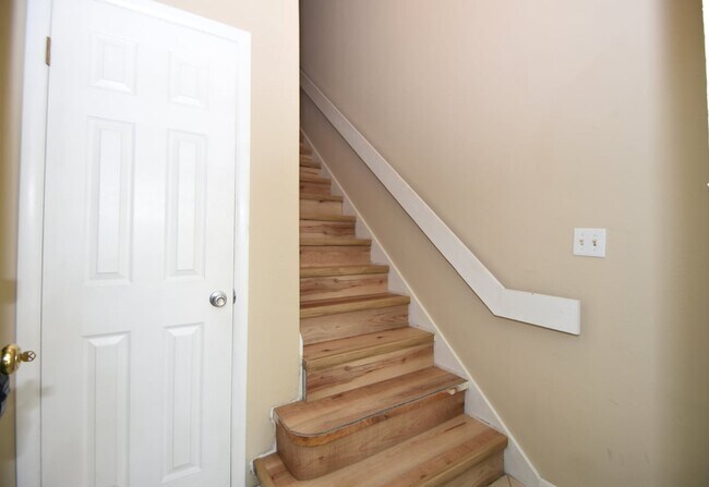 Building Photo - 6 Broadmore Cir