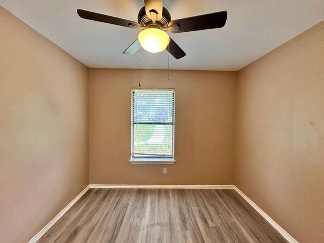 Building Photo - Available Now! Newly Updated 3/2 in Flint!