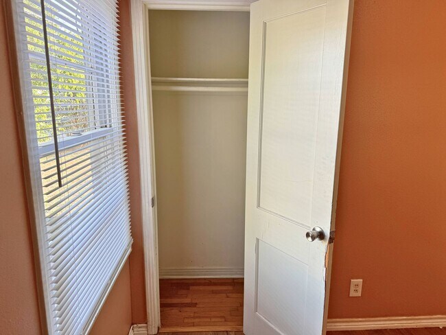 Building Photo - Affordable 2 Bed 1 Bath in Sunnyside Heights