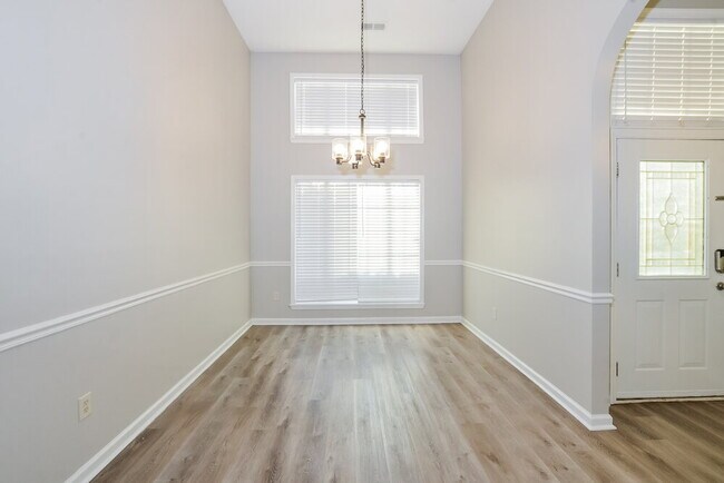 Building Photo - 6164 Kingsview Dr