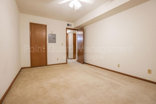 Building Photo - 5828 Erskine St