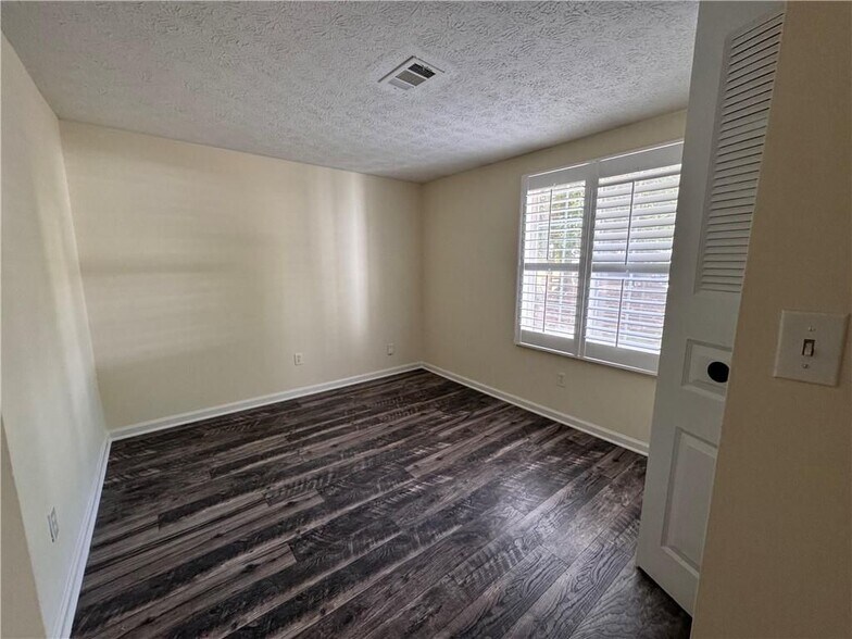 Building Photo - 440 Hembree Forest Cir