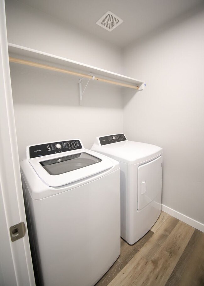 Building Photo - Baraya Townhomes: Modern Townhomes for Rent in Meridian, ID