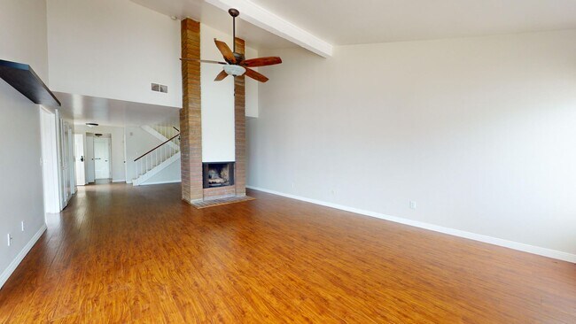 Building Photo - Beautifully Updated Spacious 3 Bed 3 Bath ...