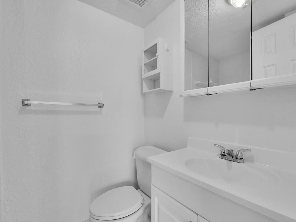 Building Photo - 4617 Bayshore Dr