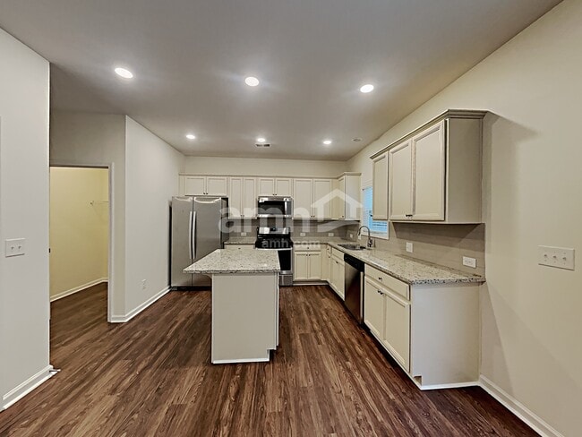 Building Photo - 85 Royalty Ln