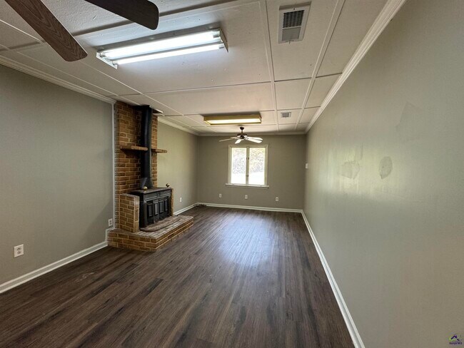 Building Photo - 204 Mike St