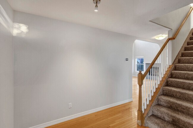 Building Photo - Stunning home on Millstream for rent!