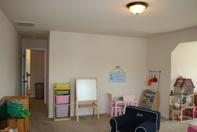 Building Photo - Large 4 bedroom home