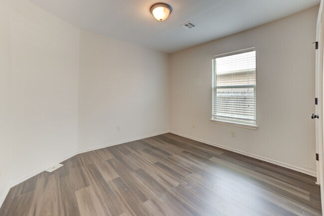 Building Photo - 3 Bed | Bath in Broken Arrow!
