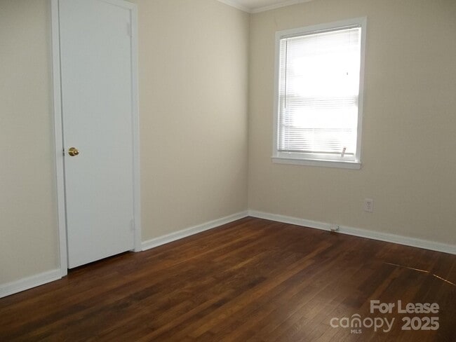 Building Photo - 3530 Eastwood Dr