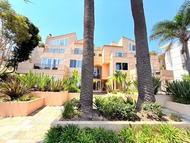 Building Photo - Sophisticated Bright & Spacious Furnished ...