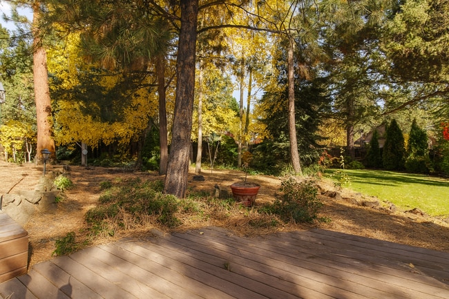 Building Photo - Spacious SW Bend Home on Nearly Half an Ac...