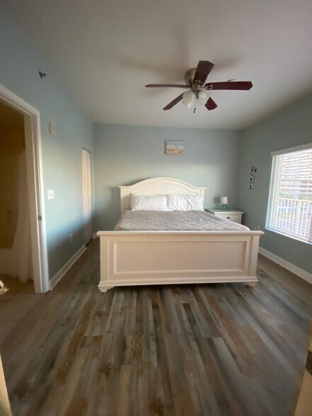 Building Photo - 9900 S Thomas Dr