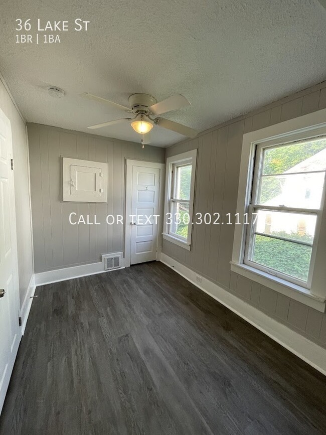 Building Photo - One bedroom one bathroom 2nd level apartme...