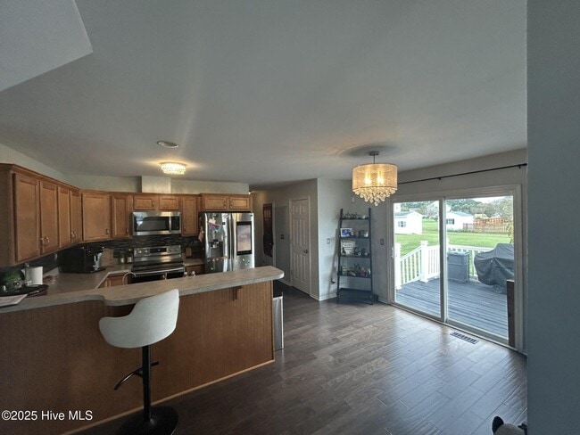Building Photo - 303 Queenswood Blvd