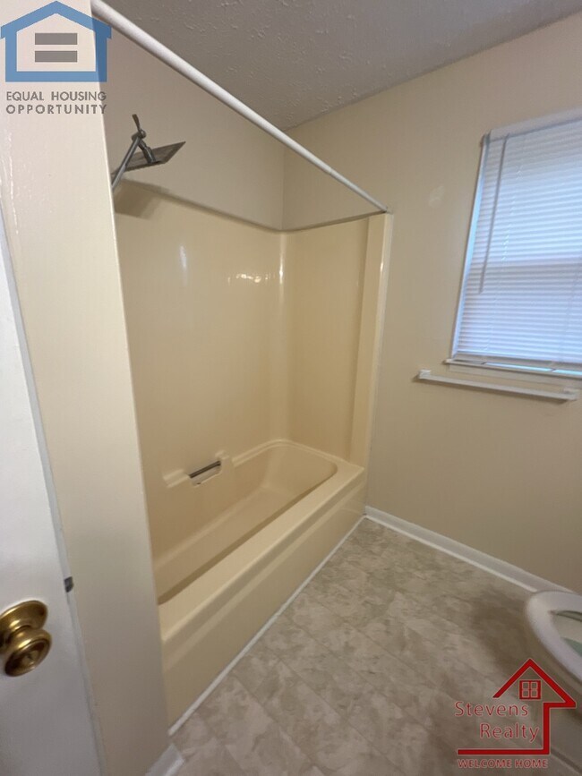 Building Photo - 1340 Hidden Valley Dr