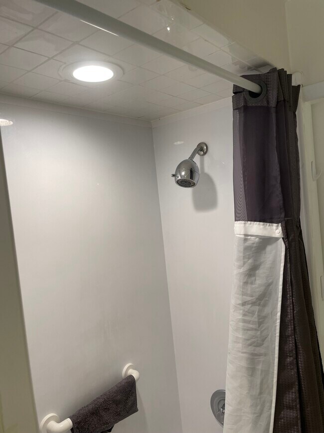 Building Photo - 108 Hasbrook Ave