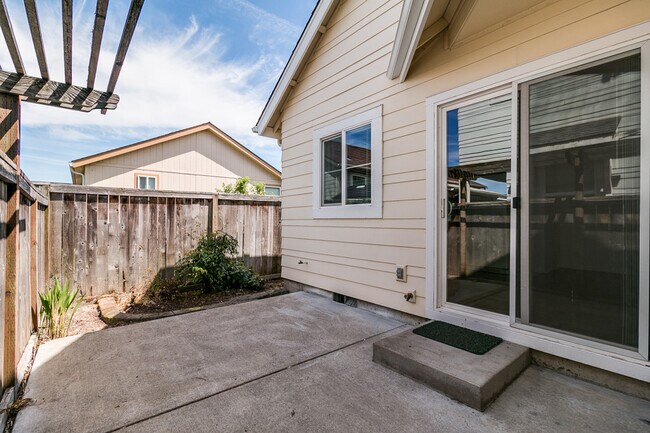 Building Photo - Beautiful 3-Bedroom, 2-Bath Home In Barger Area Of West Eugene!