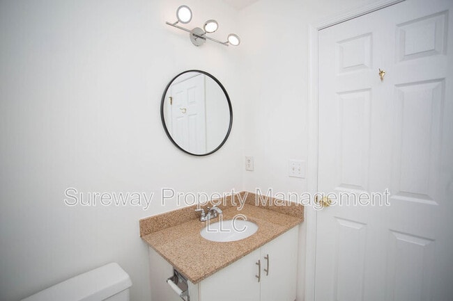 Building Photo - 605 Doral Dr