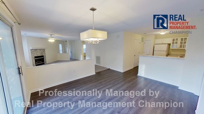 Building Photo - First Floor Condo with Spacious Floorplan