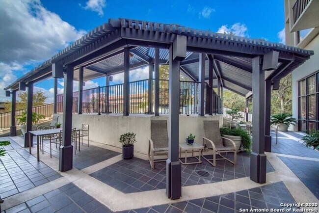 Building Photo - AMAZING STUDIO APARTMENT Near Medical Center w/ COMMUNITY POOL!