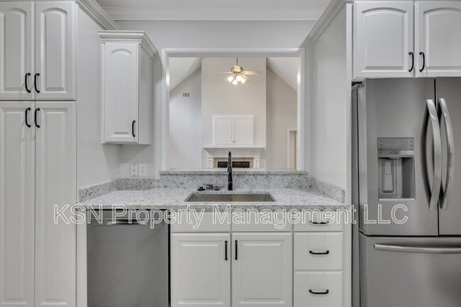 Building Photo - 5 Southernwood Pl