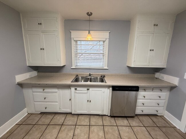 Building Photo - 3 bed/1 bath house