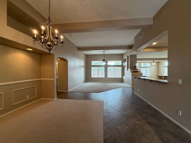 Building Photo - Spacious 4 bedroom