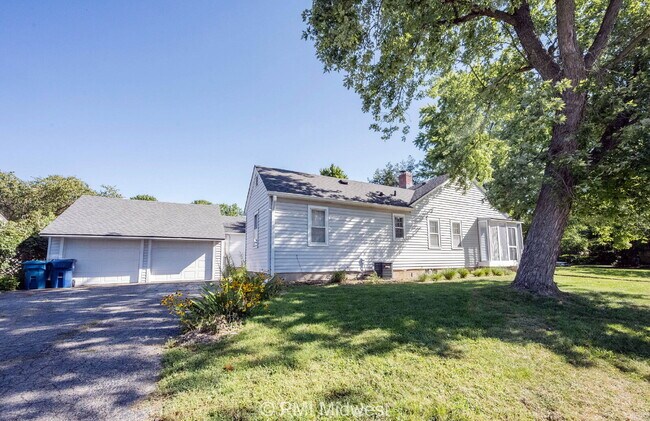 Building Photo - Charming 2 Bed, 1 Bath Duplex with House-L...