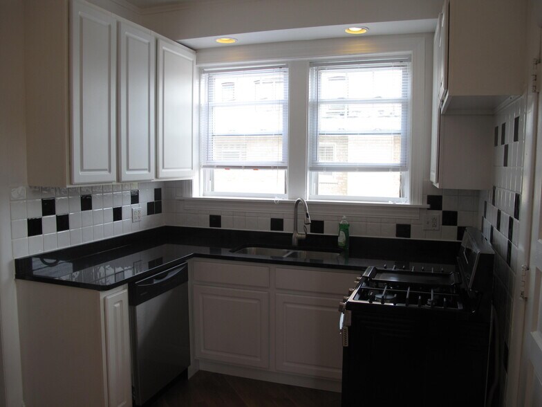 Kitchen - 4827 Elm St