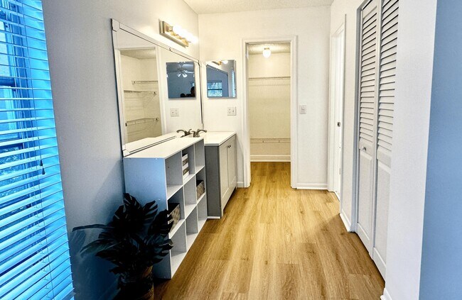 Building Photo - 1021 Flame Vine Ave