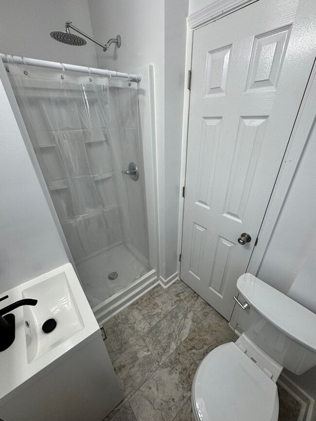 Building Photo - Beautiful 2 bed 2 bath house in Churchill