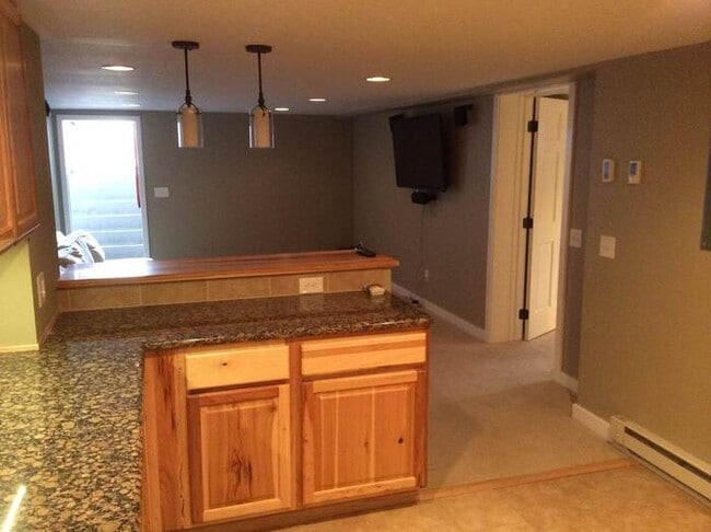 Building Photo - ***MOVE IN SPECIAL*** 2 WEEKS FREE Beautifully Remodeled 1 Bedroom / 1 Bath Unit in the Heart of ...