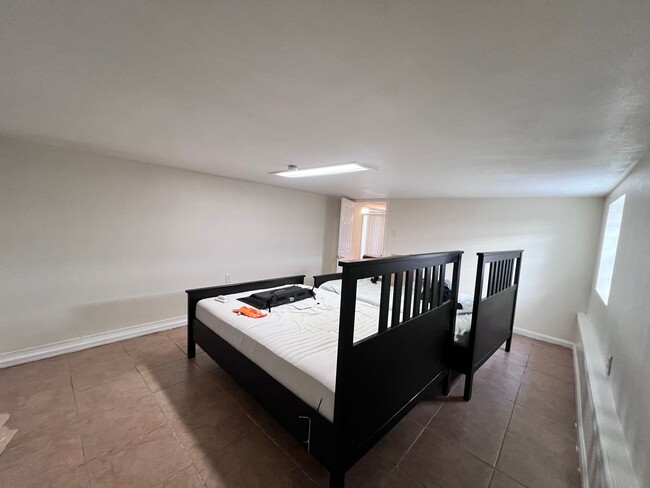 Building Photo - $1,000 OFF FIRST MONTH'S RENT!!!! Cozy 3 BD/2 BATH Single Family Home With 2 Floors Located in Al...