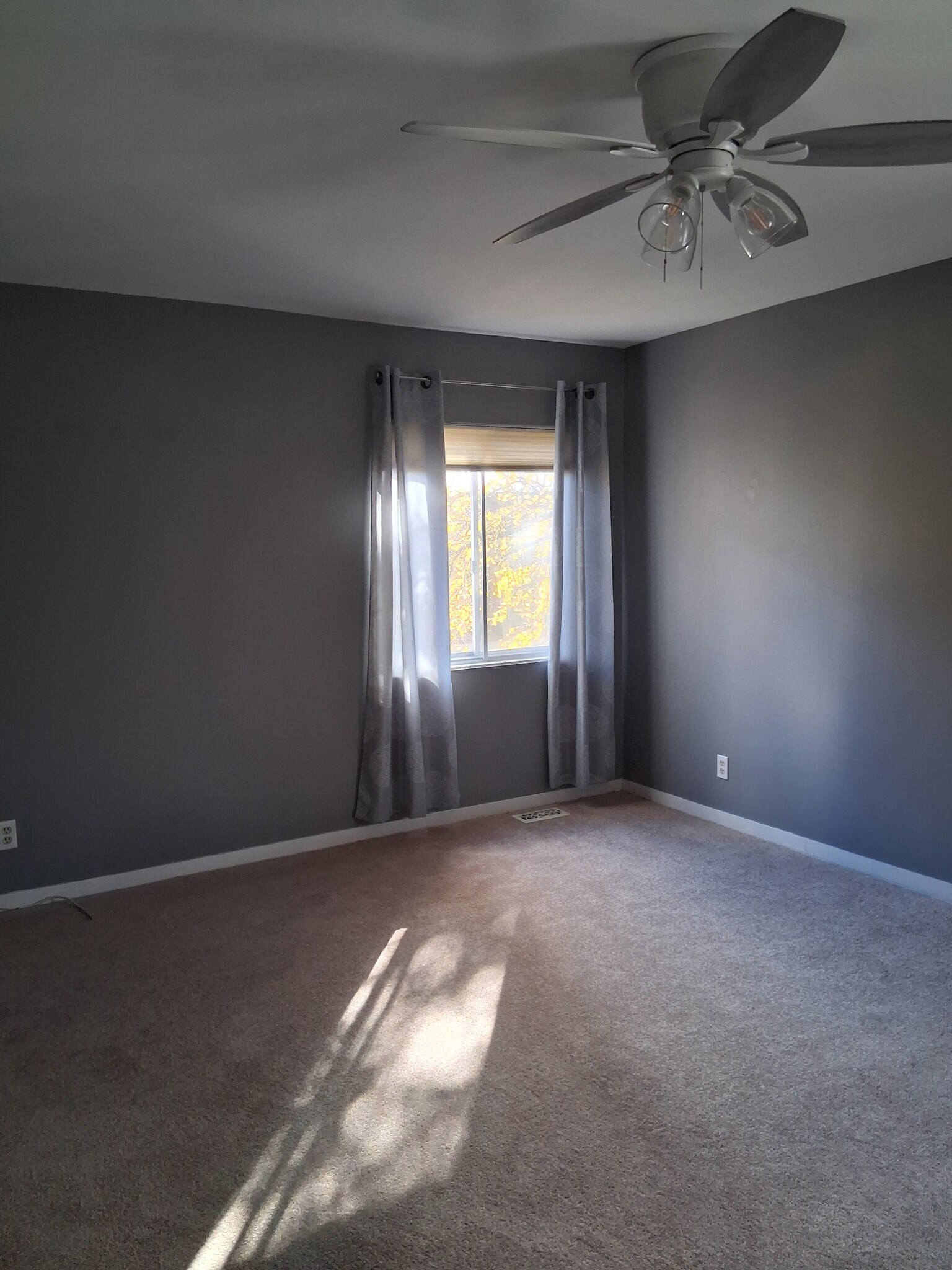 Master Bedroom - 5 Stonehenge Cir