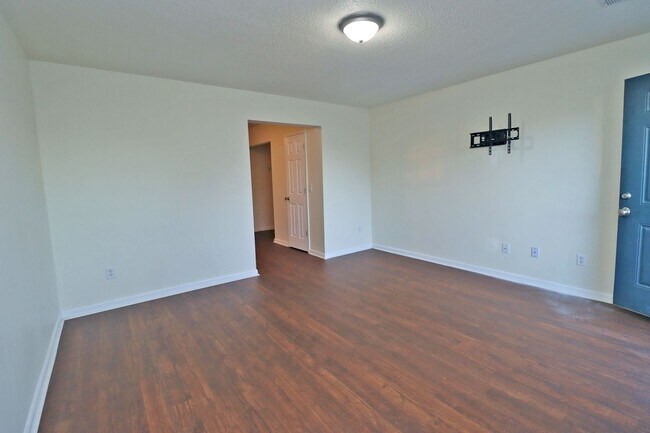 Building Photo - 560 Summit Terrace Court