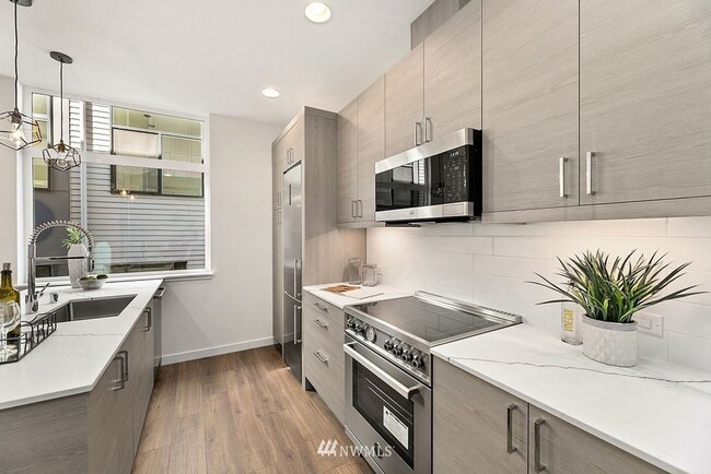 Building Photo - Beacon Hill - 2 Bedroom / 2 Bath Townhome