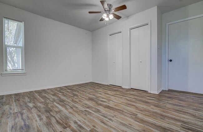 Building Photo - 1807 Briar Hill Dr