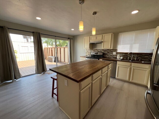 Building Photo - 2188 Luz Ave